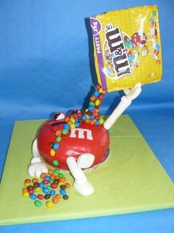 Gateau anniversaire Gravity cake" M&M's rouge "