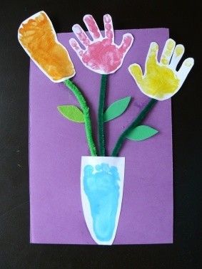 Carte bouquet de fleurs en empreintes mains et pieds