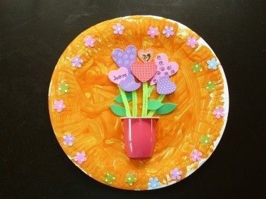 Tableau vase avec bouquet de coeurs sur assiette en carton