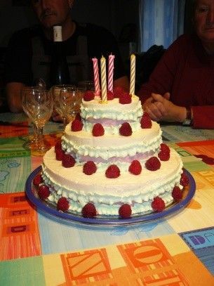 Gâteau anniversaire à étages aux framboises