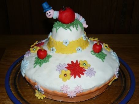 Gâteau anniversaire "Petit vers croqueur de pomme"